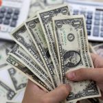 الدولار يتعافى قليلاً مع استمرار القلق حيال استقلالية «الاحتياطي الفيدرالي»