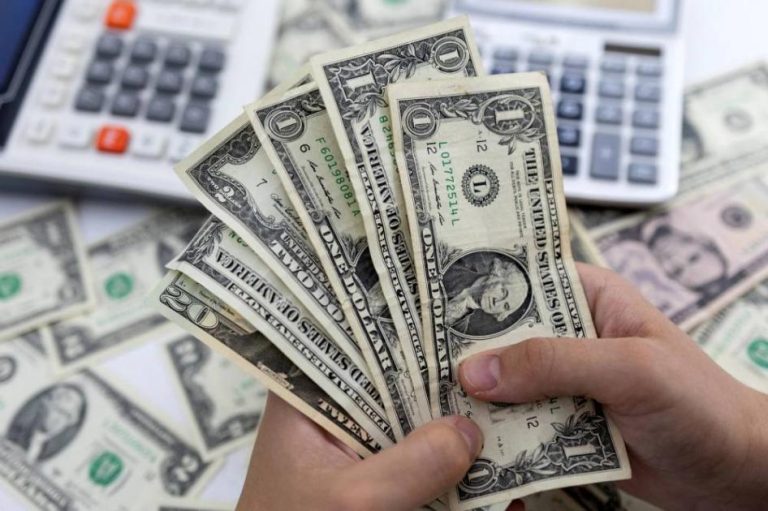 الدولار يتعافى قليلاً مع استمرار القلق حيال استقلالية «الاحتياطي الفيدرالي»