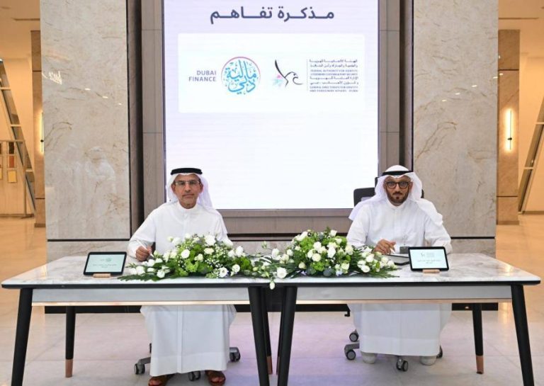 تفاهم بين «إقامة» و«مالية» دبي لدعم مبادرات «اللانقدية»