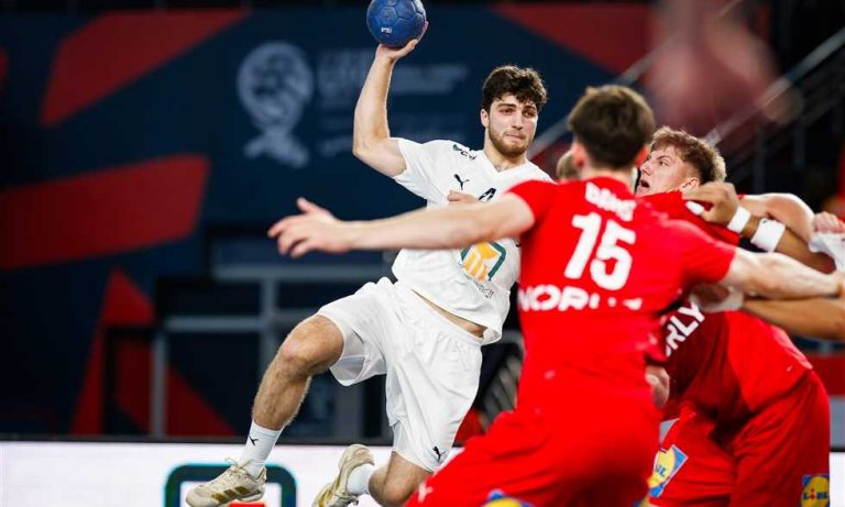 بث مباشر كرة يد - إسبانيا (0)-(1) مصر
                
                زوار FilGoal.com نقدم لكم تغطية مباشرة لمباراة مصر أمام إسبانيا في دور الـ8 من بطولة العالم للناشئين لكرة اليد المقامة في مصر.
                الخميس، 14 أغسطس 2025 - 19:25