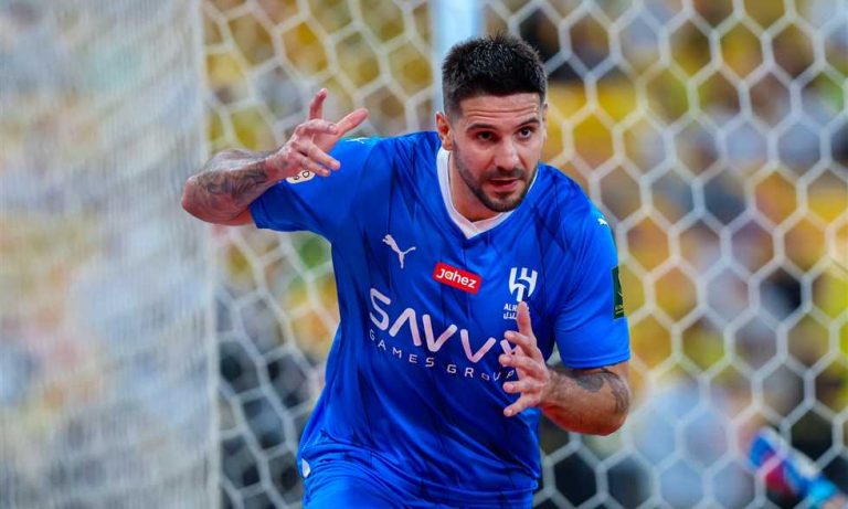 تقرير: 5 لاعبين مرشحين للرحيل عن الهلال السعودي
                
                كشفت صحيفة اليوم السعودية عن احتمالية رحيل 5 لاعبين من صفوف الفريق خلال الصيف الجاري.
                الثلاثاء، 05 أغسطس 2025 - 18:43