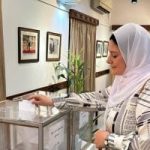 المصريون بالهند يواصلون التوافد على مقر السفارة بنيودلهى للمشاركة بانتخابات الشيوخ