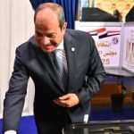 الرئيس السيسى يصوت فى انتخابات الشيوخ.. والمواطنون يستقبلونه بعلم مصر.. فيديو