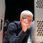 تيم كوك مستعد لإنفاق مليارات لإنقاذ طموحات آبل المتعثرة فى الذكاء الاصطناعى  