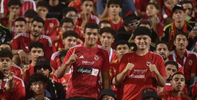 جماهير الأهلي تهاجم اللاعبين وريبيرو.. وتدخل لتهدئة غضب المدرجات