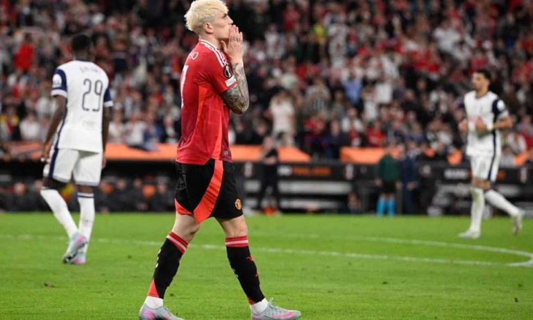 جماهير مانشستر يونايتد تخرب ملصق لـ جارناتشو خارج الملعب
                
                خربت جماهير مانشستر يونايتد ملصق لأليخاندرو جارناتشو لاعب الفريق قبل مباراة أرسنال.
                الأحد، 17 أغسطس 2025 - 18:25