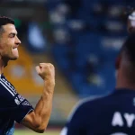 حرب بين النصر والهلال بسبب  القميص الأزرق وتعليق يثبت أحقية العالمي باللون
