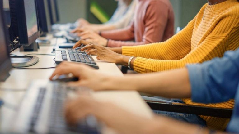 حيل إلكترونية تستهدف الطلاب مع بدء العام الدراسي