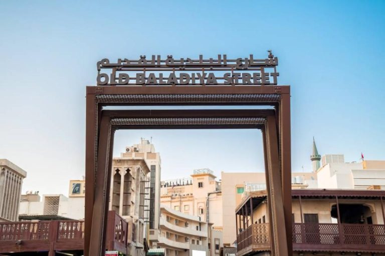 دبي تطوّر 3 مسارات تراثية سياحية في أسواق ديرة