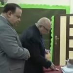 رئيس الوطنية للانتخابات يقف فى الطابور للتصويت بانتخابات الشيوخ بالعجوزة