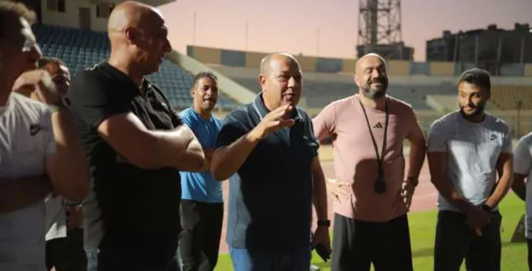 رئيس كهرباء الإسماعيلية يؤازر اللاعبين قبل لقاء سموحة بالدوري