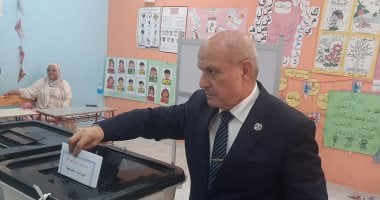 رئيس هيئة النيابة الإدارية يدلى بصوته بانتخابات مجلس الشيوخ بمدينة 15 مايو