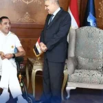رئيس هيئة قناة السويس يكرم بطل موسوعة جينيس للغطس