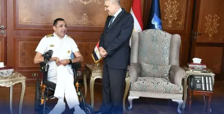 رئيس هيئة قناة السويس يكرم بطل موسوعة جينيس للغطس