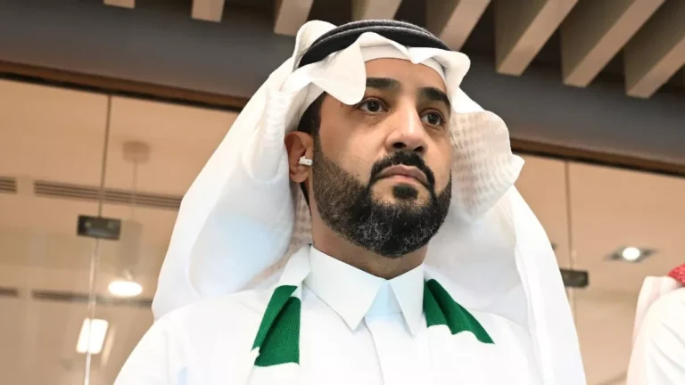 رائد نهضة برشلونة يقترب من قيادة دفة الأهلي.. "كواليس اجتماع جدة"