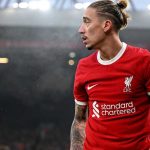 تقرير: روما يفاوض ليفربول من أجل ضم مدافعه
                
                أوضحت تقارير إيطاليا أن نادي روما يسعى لضم كوستاس تسيميكاس مدافع ليفربول خلال فترة الانتقالات الصيفية. وأصبح تسيميكاس خارج خطط أرني سلوت مع بداية الموسم مما جعله يبحث عن فريق جديد. وأوضح نيكولو شيرا الصحفي الإيطالي...
                الأحد، 24 أغسطس 2025 - 12:20