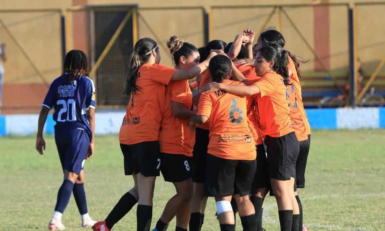 الدوري المصري سيدات - زد يتصدر مبكرا.. وانتصار الأهلي ومسار وتعادل سلبي لـ الزمالك
                
                انتهت مباريات الجولة الأولى من الدوري المصري سيدات 2025-26 بتصدر زد مبكرا وانتصار مسار والأهلي وتعادل الزمالك.
                الأحد، 24 أغسطس 2025 - 19:27