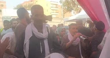 زفة بلدي للناخبين بلجان الهرم فى الساعات الأخير من أول أيام التصويت.. فيديو