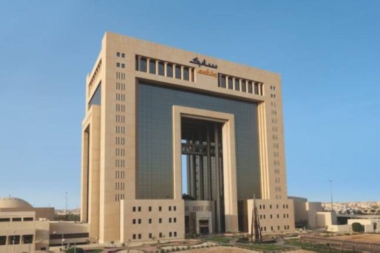 سابك تواجه خسارة 5.2 مليارات ريال في النصف الأول مع استمرار توزيع الأرباح.