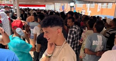طابور من الشباب أمام لجنة تحيا مصر بالأسمرات للمشاركة بانتخابات الشيوخ.. صور