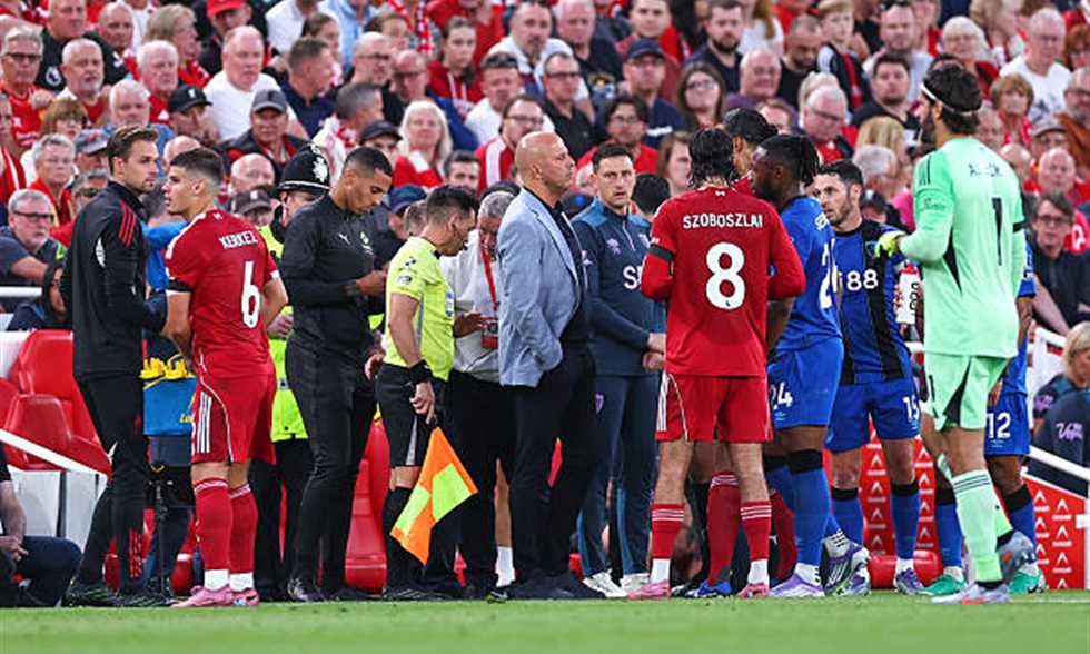 شرطة ميرسيسايد تكشف ما حدث مع مشجع ليفربول الذي عامل سيمينيو بعنصرية
                
                كشفت شرطة ميرسيسايد ما حدث مع مشجع ليفربول الذي تعامل مع أنطوان سيمينيو مهاجم بورنموث خلال مباراة الفريقين بالدوري الإنجليزي يوم الجمعة.
                الإثنين، 18 أغسطس 2025 - 12:31