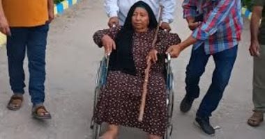 قعيدة تدلى بصوتها فى القنطرة غرب: "لو على فراش الموت سأحضر من أجل البلد".. فيديو