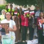 الشباب يرفعون صور الرئيس أمام مدرسة الشهيد مصطفى يسري عميرة بمصر الجديدة