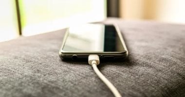 كيف تحافظ على بطارية هاتفك وتطيل عمرها بدلا من شراء هاتف جديد؟