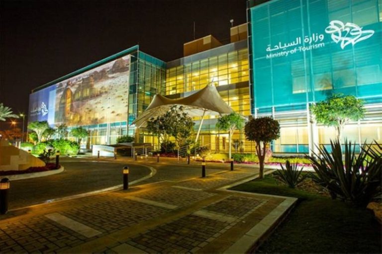 غرامة تصل إلى 3 ملايين ريال للتعدي على الوجهات السياحية في المملكة.