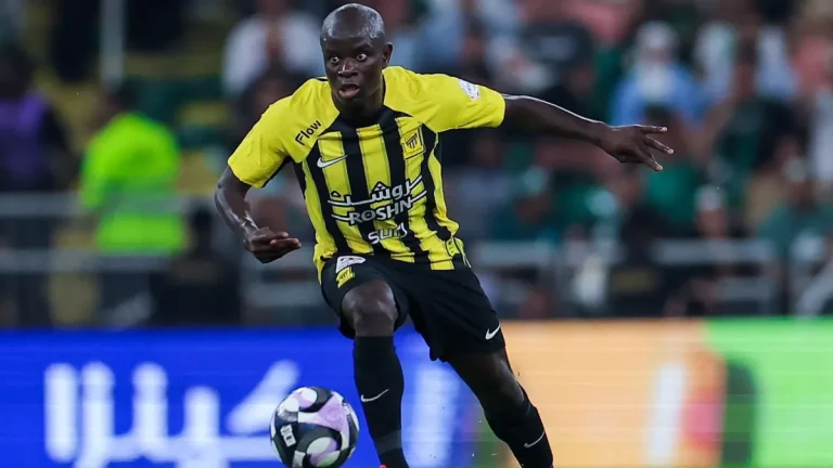"محبوب الجماهير في خطر".. فريق مفاجئ في دوري روشن يخطف كانتي من الاتحاد