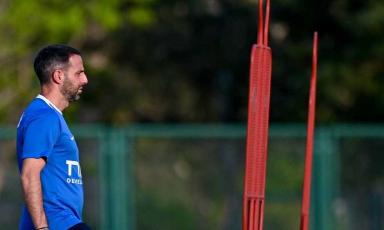 مران الزمالك - جلسة فيريرا وتصحيح الأخطاء استعدادا لمواجهة سيراميكا
                
                عقد البلجيكي يانيك فيريرا المدير الفني لفريق الزمالك جلسة مع اللاعبين قبل انطلاق مران اليوم الاثنين، على الملعب الفرعي باستاد الدفاع الجوي، في إطار الاستعداد لمباراة سيراميكا كليوباترا المقبلة في مسابقة الدوري الممتاز.
                الإثنين، 04 أغسطس 2025 - 20:02