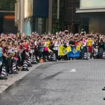 قمصان حمراء وبيضاء تشجع النصر أمام الاتحاد في هونج كونج.. ما القصة ؟