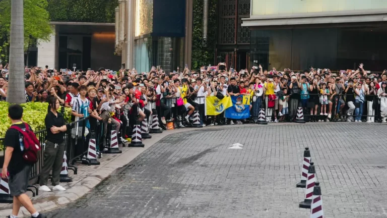قمصان حمراء وبيضاء تشجع النصر أمام الاتحاد في هونج كونج.. ما القصة ؟