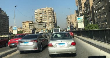 النشرة المرورية.. كثافات متوسطة للسيارات بمحاور القاهرة والجيزة