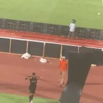 عاجل.. لاعب فاركو يمزق قميصه في مباراة الأهلي بعد قرار المدرب