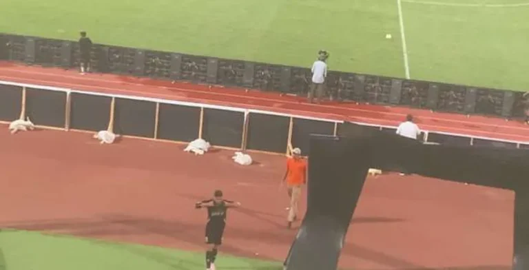 عاجل.. لاعب فاركو يمزق قميصه في مباراة الأهلي بعد قرار المدرب