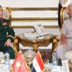 الفريق أول عبد المجيد صقر  يلتقى وزير الدفاع الفيتنامى