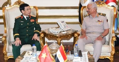 الفريق أول عبد المجيد صقر  يلتقى وزير الدفاع الفيتنامى