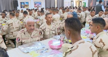 وزير الدفاع يلتقى بعدد من مقاتلى المنطقة الجنوبية العسكرية