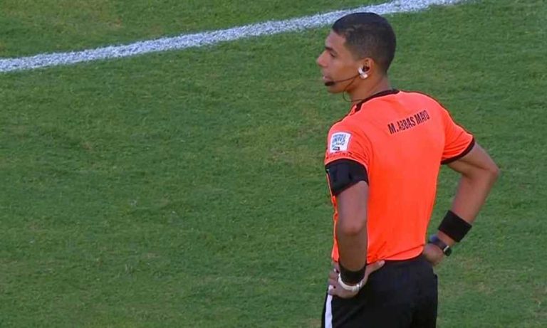 "يكتب اسمه على القميص".. مايو حكما لمباراة الزمالك والمقاولون في الدوري
                
                أعلنت لجنة الحكام في اتحاد الكرة عن طاقم تحكيم ختام مباريات الجولة الثانية من بطولة الدوري والمقررة يوم السبت.
                الجمعة، 15 أغسطس 2025 - 00:05