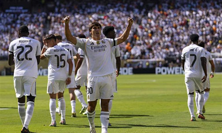 مواعيد مباريات الثلاثاء 19 أغسطس - المصري ضد بيراميدز.. وريال مدريد يبدأ موسمه
                
                تنطلق اليوم الجولة الثالثة من الدوري المصري الممتاز، بينما تختتم الجولة بالدوري الإسباني.
                الثلاثاء، 19 أغسطس 2025 - 10:18