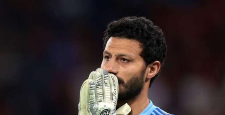 محمد الشناوي يتسلم جثمان والده من المستشفى.. وصلاة الجنازة في كفر الشيخ