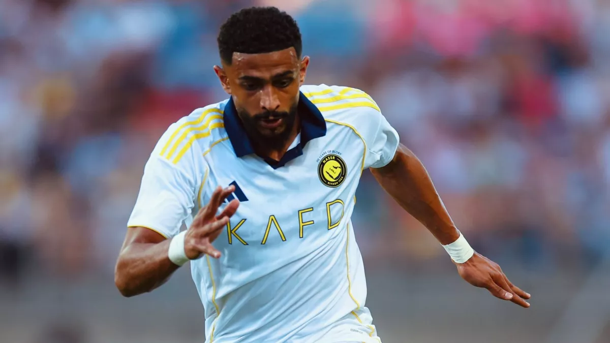 مدرج النصر يرد الصاع صاعين على العمري.. "إصابة وهجوم شرس" يعيده إلى قلعة الاتحاد