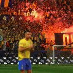 زحف من أجل النصر في هونغ كونغ .. مشجع صيني يفاجئ الشارع قبل السوبر السعودي