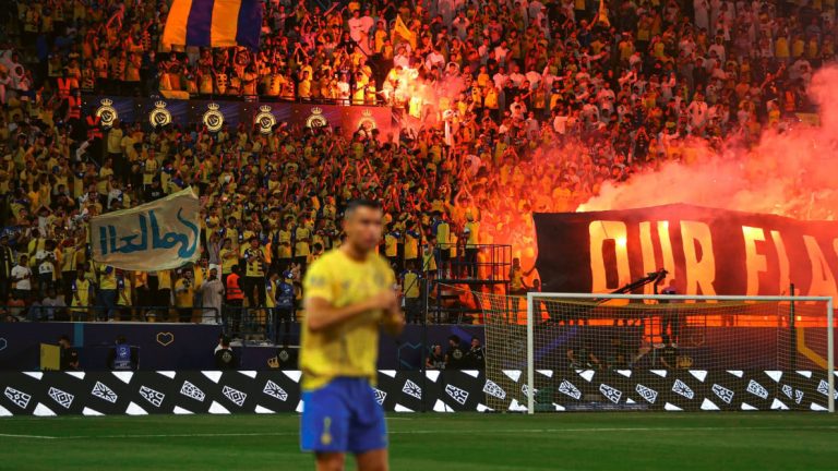 زحف من أجل النصر في هونغ كونغ .. مشجع صيني يفاجئ الشارع قبل السوبر السعودي