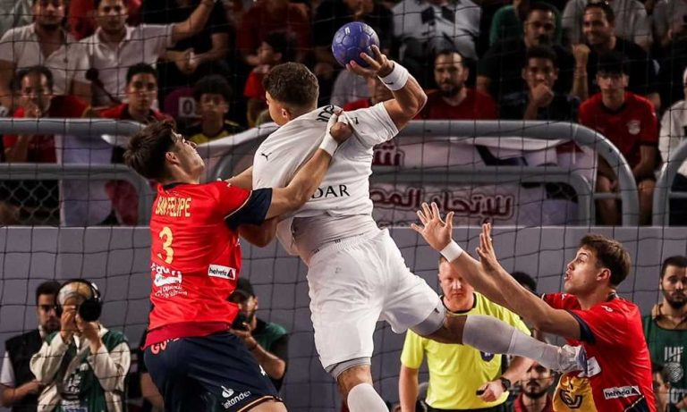 كرة يد - الثالثة لم تتحقق.. مصر تخسر أمام إسبانيا في ربع نهائي ببطولة العالم للناشئين
                
                خسر المنتخب المصري أمام إسبانيا في ربع نهائي بطولة العالم للناشئين لكرة اليد بنتيجة 31-29.
                الخميس، 14 أغسطس 2025 - 21:09