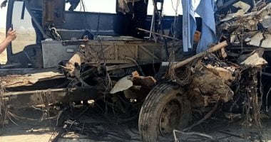 مصرع 9 وإصابة 44.. أول صور من حادث تصادم أتوبيس بسيارتى نقل بطريق الكريمات