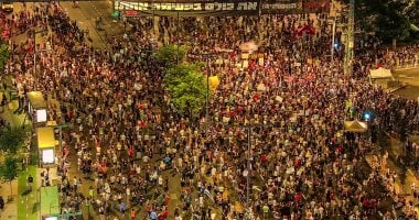 اندلاع مظاهرات ضد حكومة نتنياهو وسط تل أبيب وإغلاق عدة شوارع 