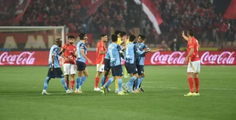 معلق مباراة الأهلي وبيراميدز في الدوري المصري.. اختار بين صوتين