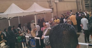 مواطنو مدينة 15 مايو يتوافدون على لجان انتخابات مجلس الشيوخ للإدلاء بأصواتهم